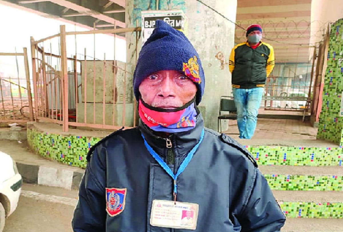 Delhi news: 75-year-old Gangaram handling traffic for 32 years without pay in capital