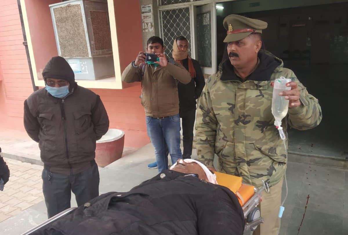 घायल दीवान को सीएचसी लेकर पहुंची पुलिस