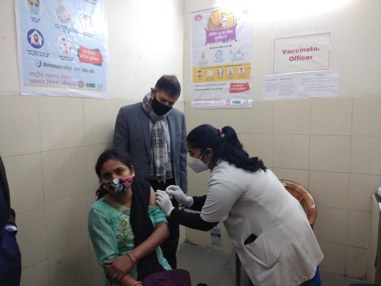 Anganwadi worker Neetu gets first vaccine in Bahadurgarh