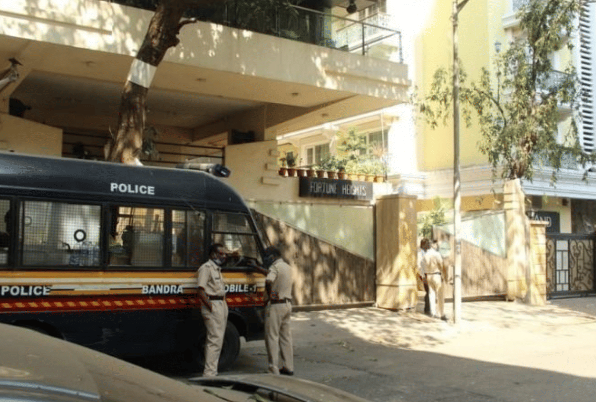 Tandav Controversy police deployed outside of Saif ali khan and Kareena kapoor new residence