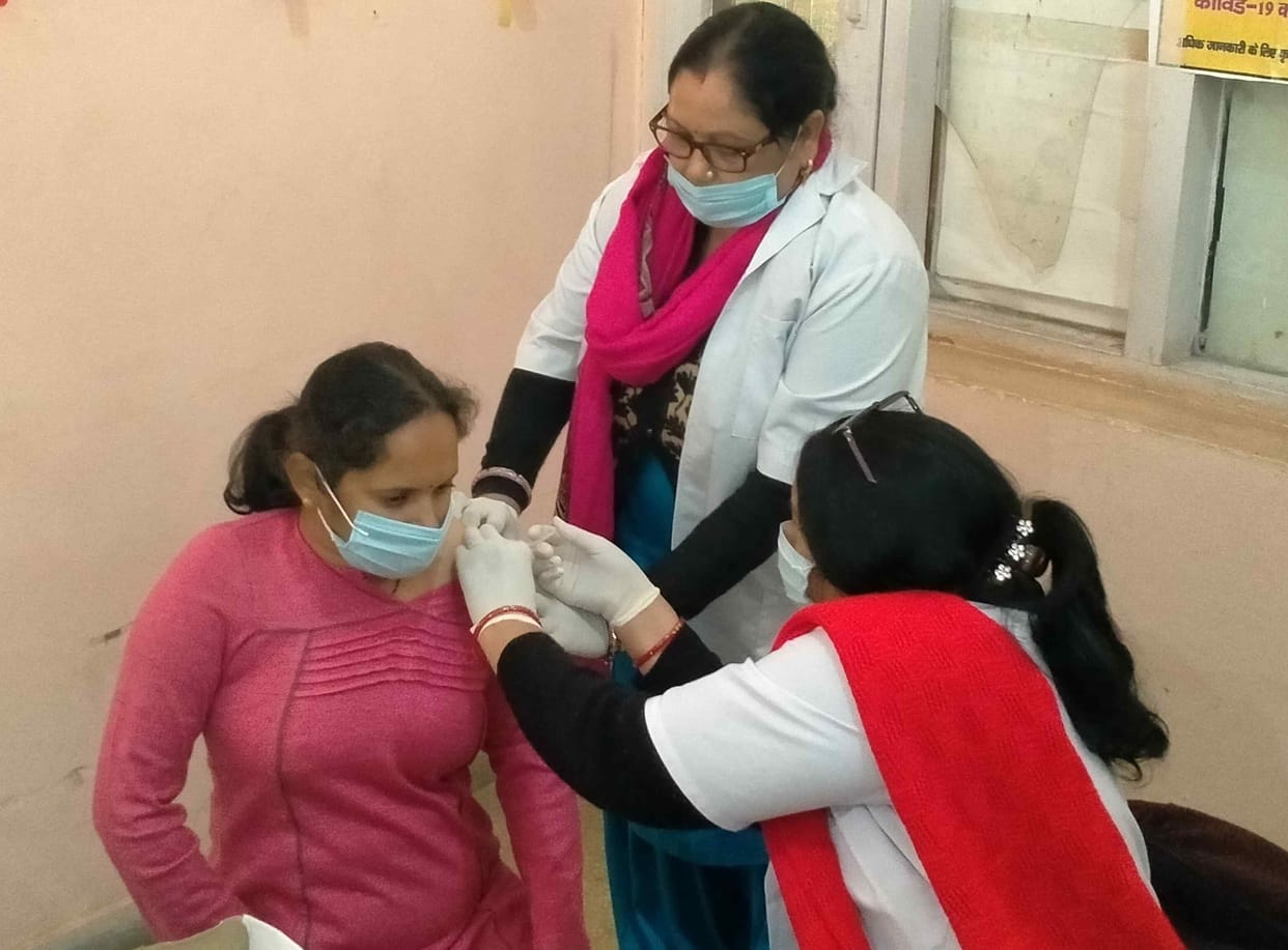 Senior pharmacy officer gets first vaccine