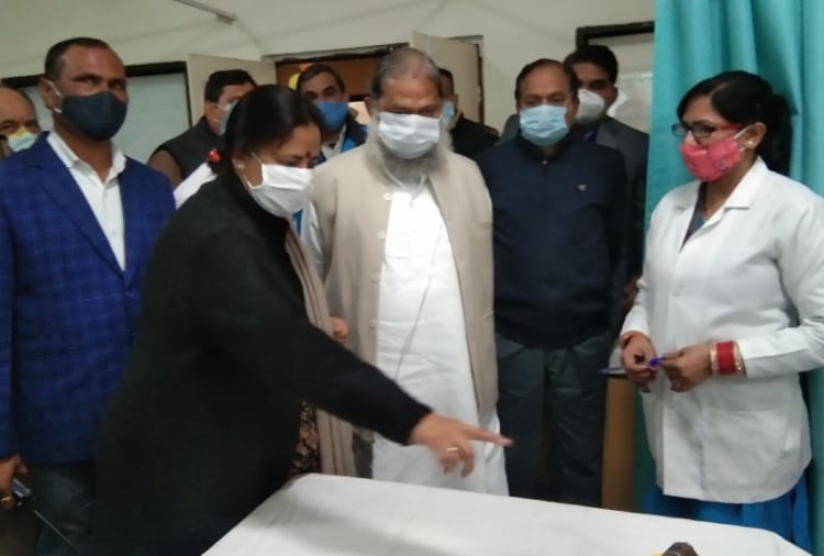 Minister Vij visits hospital on oxygen support, boosted warrior who got co-vaccine
