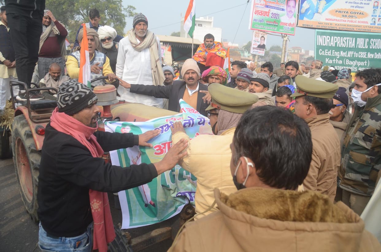 Farmers going to Loni border stopped in Katha, protest on highway