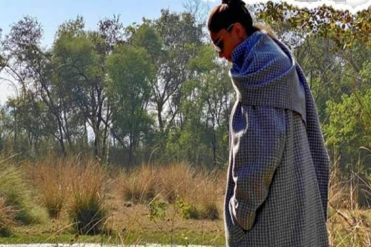 Deepika Padukone scare her fans by wearing light up mask as she shares a random click