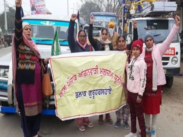 Anganwadi workers leave for Delhi with children