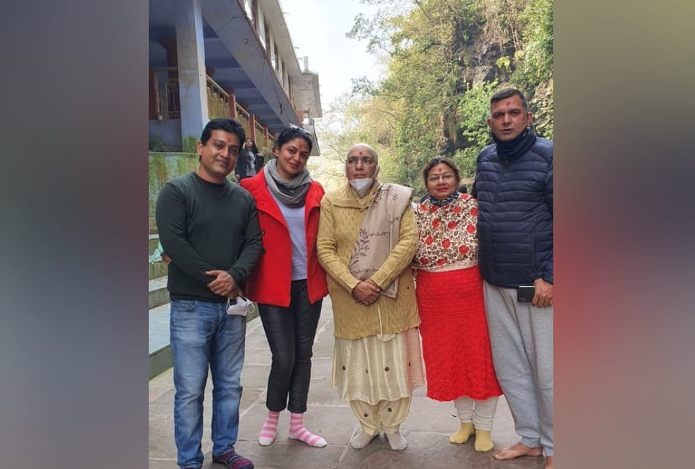 Bollywood Actress kavita kaushik Visited Dehradun Tapkeshwar Temple Today photos