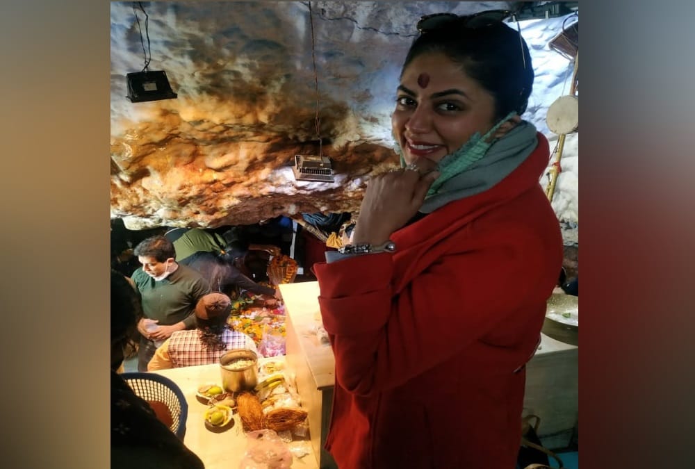 Bollywood Actress kavita kaushik Visited Dehradun Tapkeshwar Temple Today photos