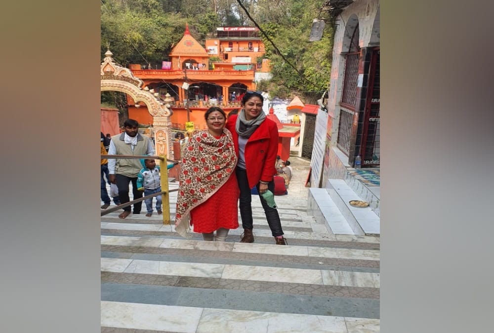 Bollywood Actress kavita kaushik Visited Dehradun Tapkeshwar Temple Today photos