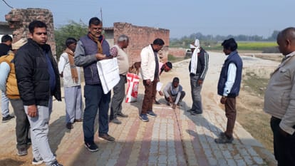 कंचौसी रोड़ पर जमीन की पैमाइश करते लेखपाल व मौजूद जिला उद्योग केंद्र के अधिकारी।