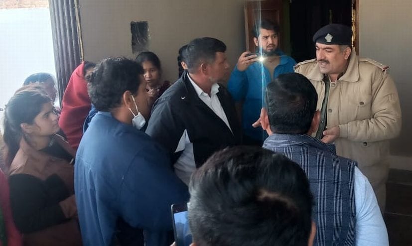 JE and lineman hostage and beaten in Gadarpur