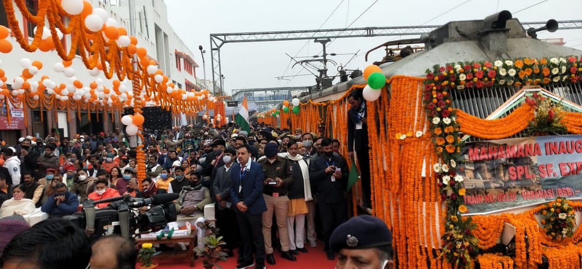 PM Modi flagged off Kashi-Kevadia train left for delay of 12 minutes of Har Har Mahadev chaints