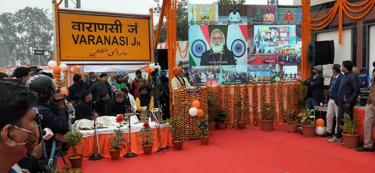 PM Modi flagged off Kashi-Kevadia train left for delay of 12 minutes of Har Har Mahadev chaints