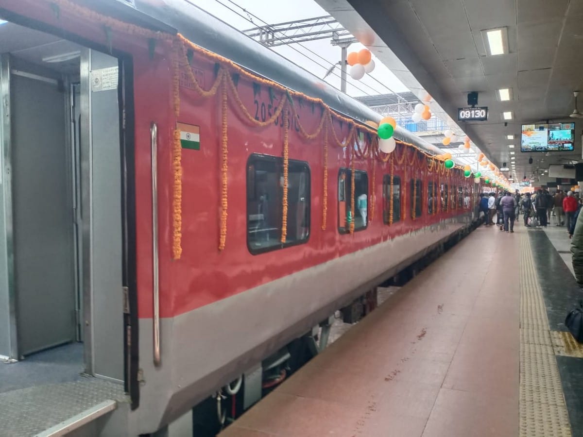 PM Modi flagged off Kashi-Kevadia train left for delay of 12 minutes of Har Har Mahadev chaints