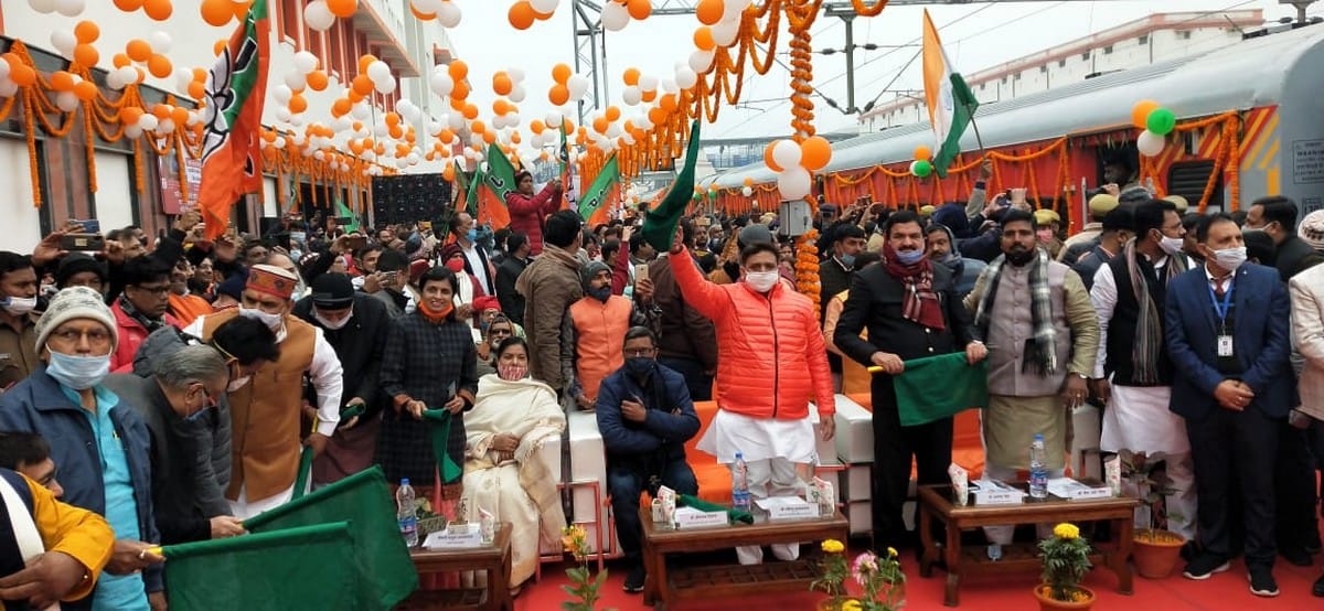 PM Modi flagged off Kashi-Kevadia train left for delay of 12 minutes of Har Har Mahadev chaints