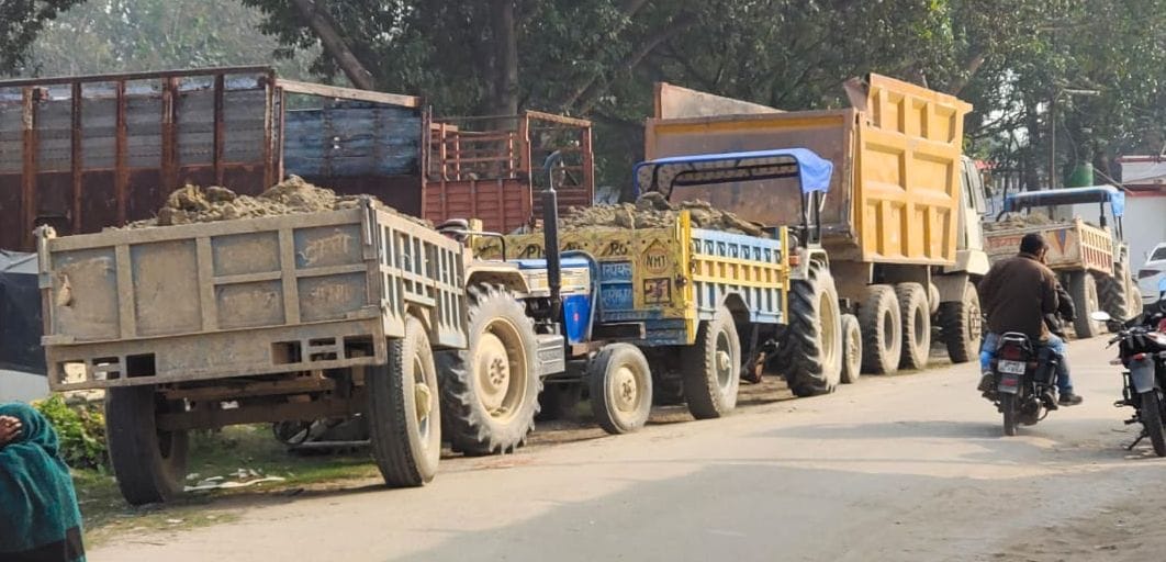 JCB and five trolleys caught in illegal sand mining