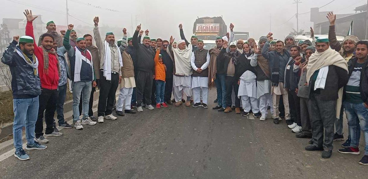 Farmers left for Ghazipur border amid sloganeering