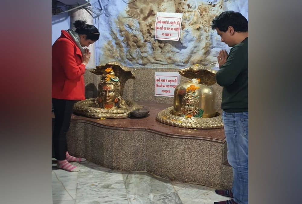 Bollywood Actress kavita kaushik Visited Dehradun Tapkeshwar Temple Today photos