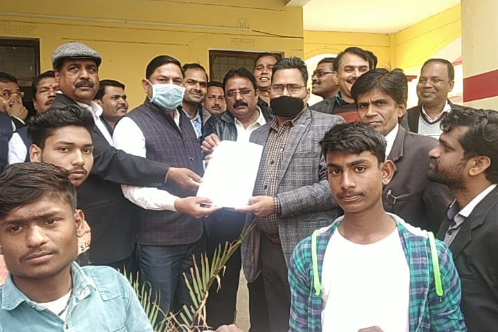Demonstrated to demand for making Duddhi a district