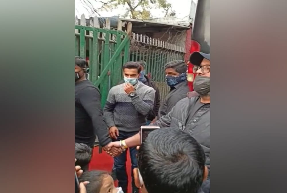 Bollywood Actor Rajkummar Rao Fulfil His Fans Desire to Dehradun Railway Station