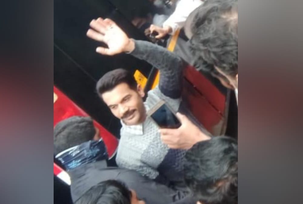 Bollywood Actor Rajkummar Rao Fulfil His Fans Desire to Dehradun Railway Station