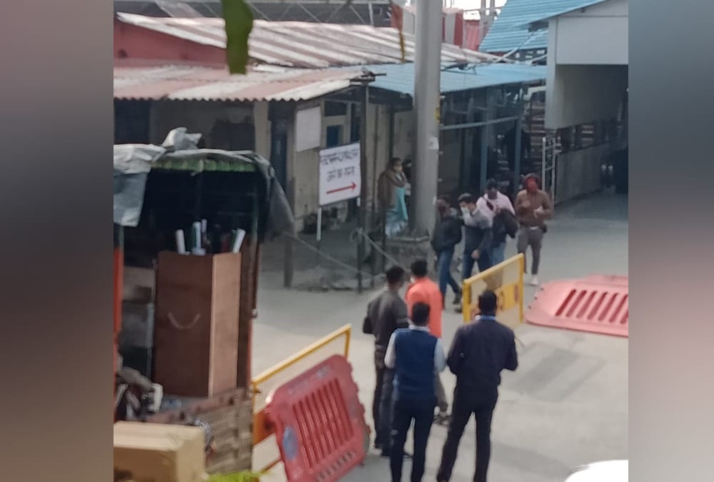 Bollywood Actor Rajkummar Rao Fulfil His Fans Desire to Dehradun Railway Station