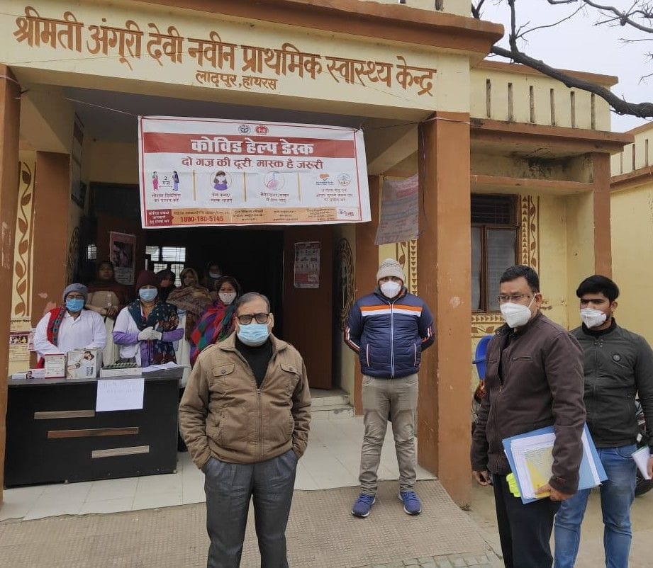 Hathras: Officers keep an eye on health workers getting vaccinated