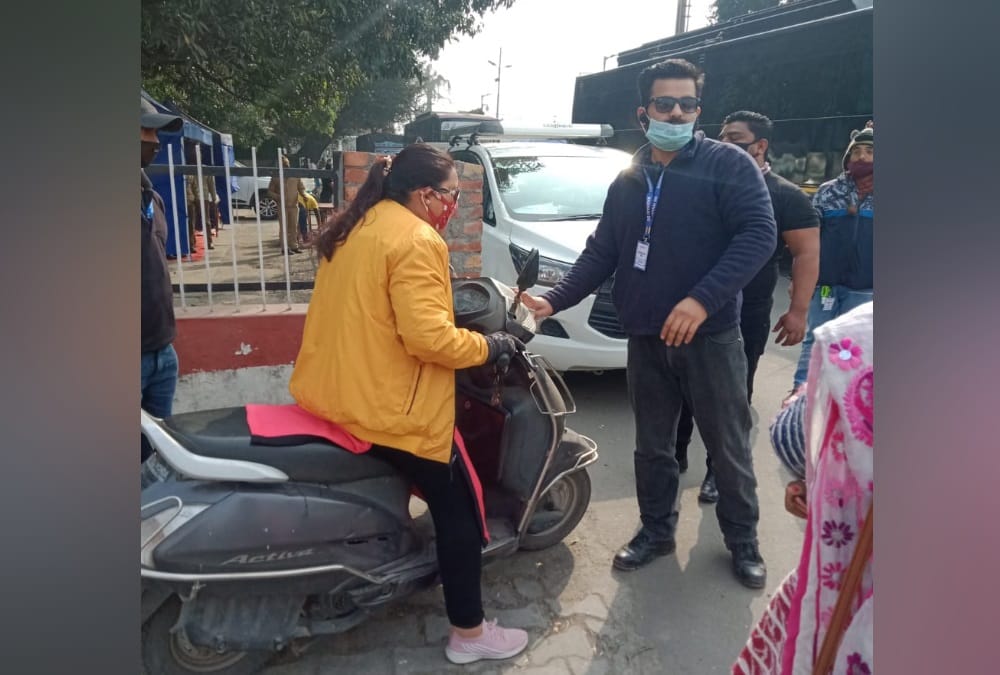 Bollywood Actor Rajkummar Rao Fulfil His Fans Desire to Dehradun Railway Station