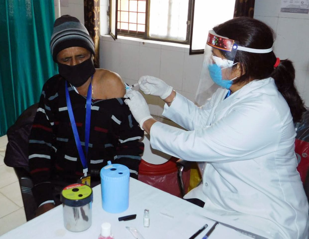320 health workers receive corona vaccine