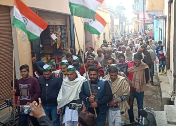 Farmers march on foot in Garhipukhta
