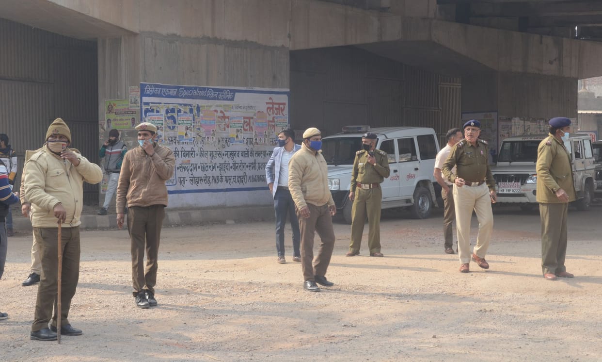 Dadri surrounded by tractors, queues not broken for three hours