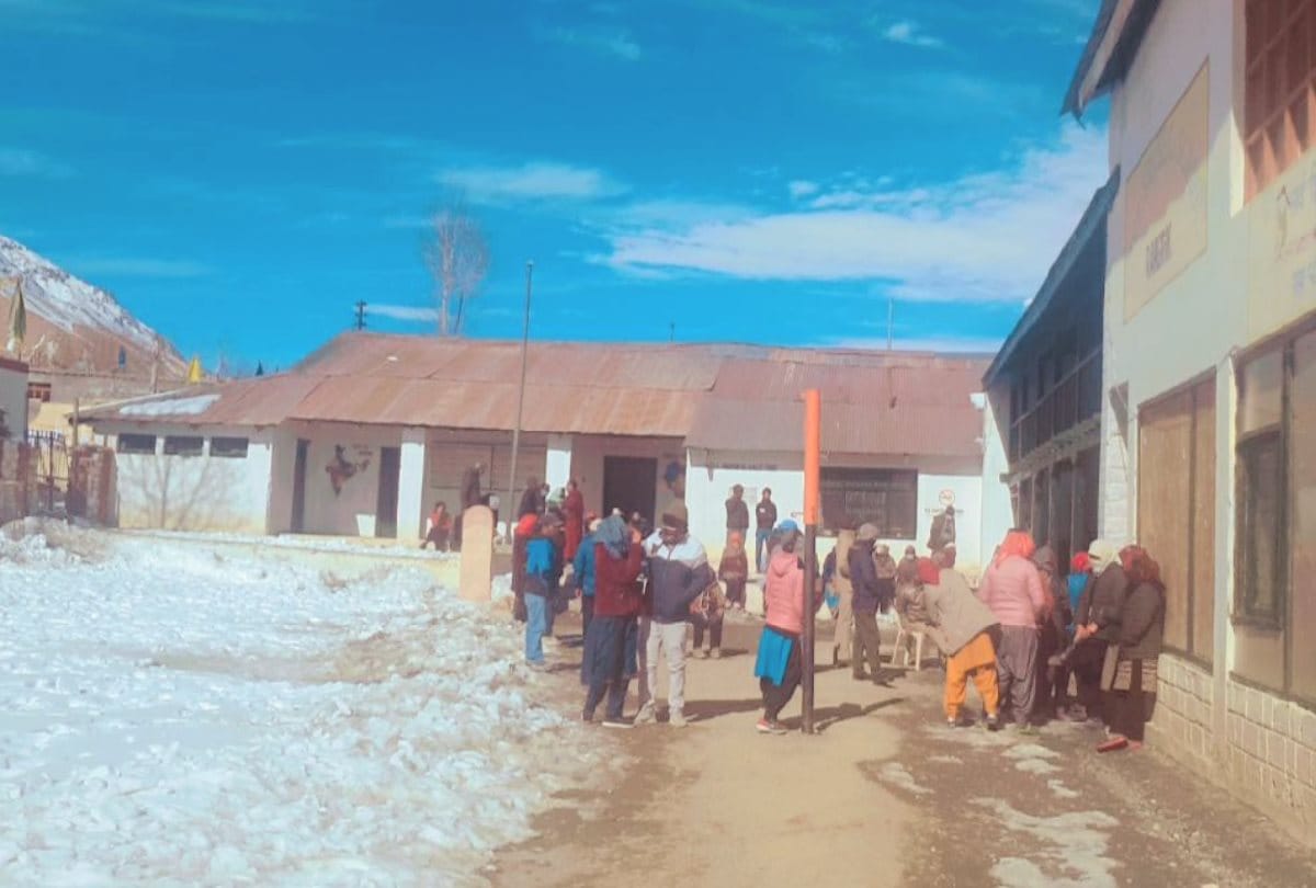 Voters cast votes for panchayat election in Spiti himachal in minus seven degrees temperature