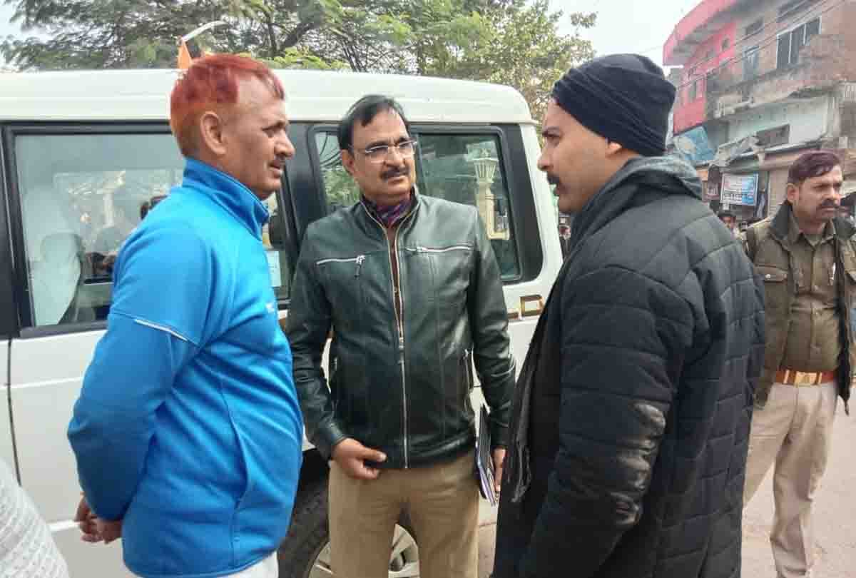 thieves in Mahoba crossed 20 lakh mobile phones from shop