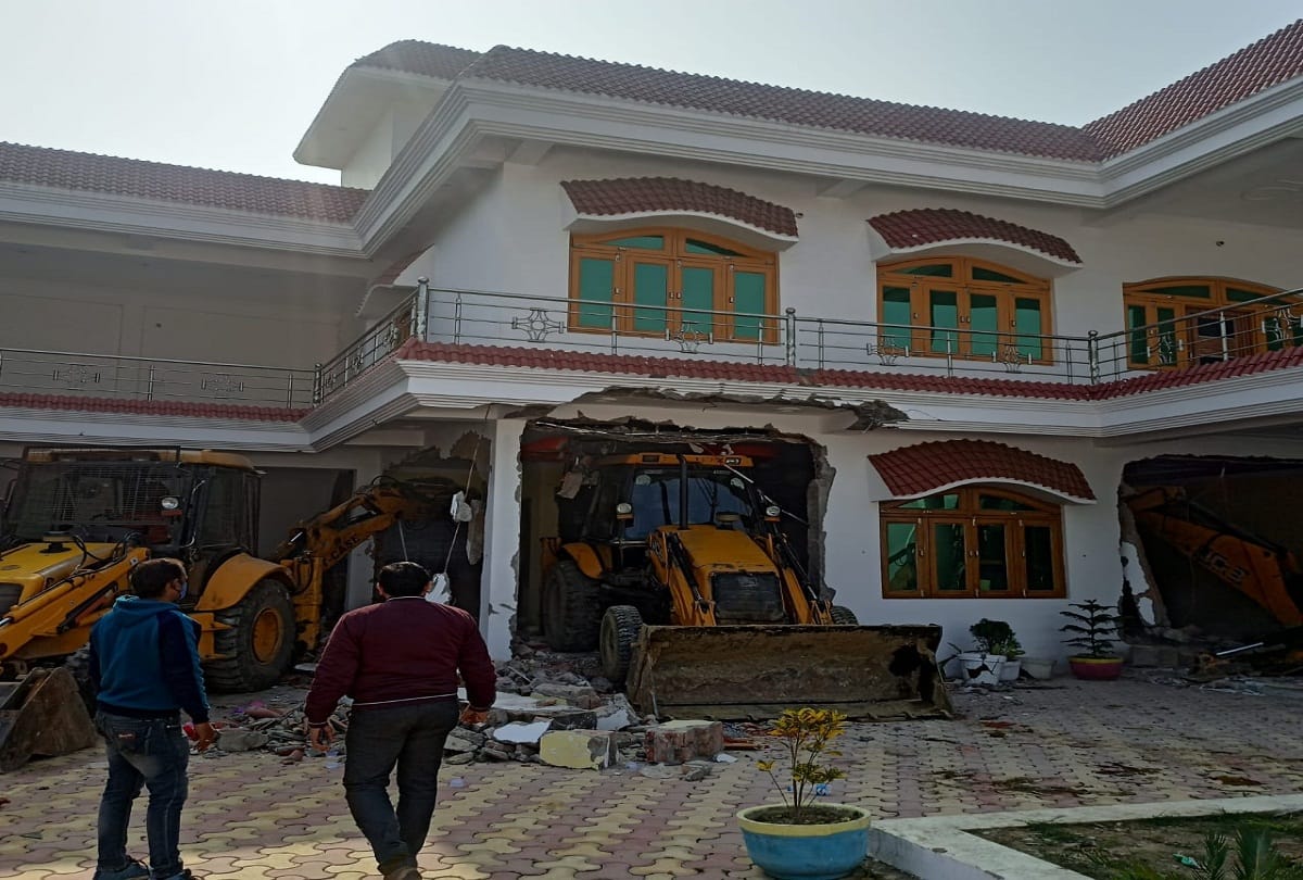 PDA demolishes the luxurious house of Atiq's close