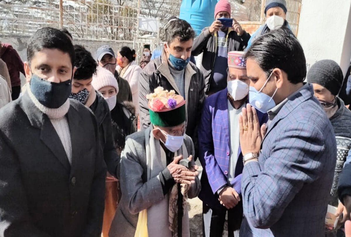 Panchayat elections himachal news: First voter of india Shyam Saran Negi cast his vote in Kalpa, grand reception held at polling station