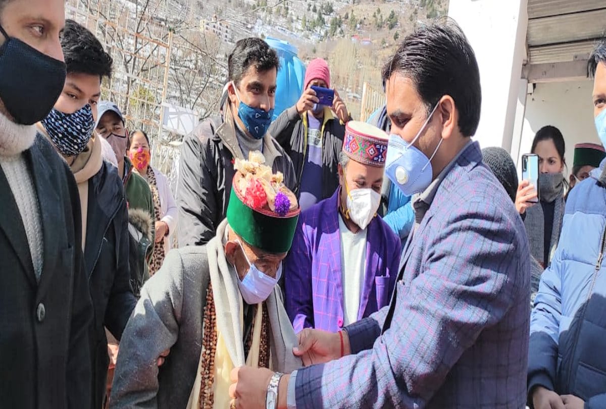 Panchayat elections himachal news: First voter of india Shyam Saran Negi cast his vote in Kalpa, grand reception held at polling station