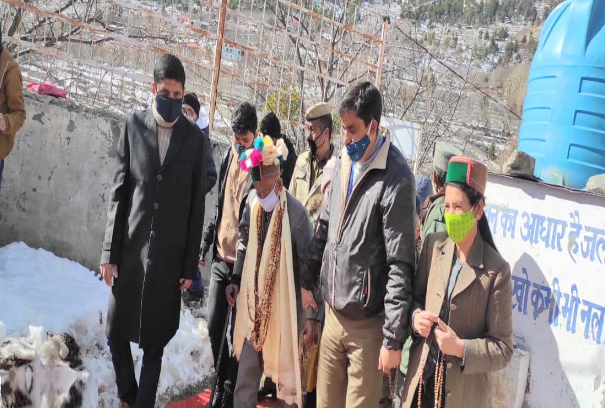 Panchayat elections himachal news: First voter of india Shyam Saran Negi cast his vote in Kalpa, grand reception held at polling station