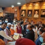 नामांकन दाखिल करते भाजपा के प्रत्याशी।