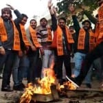 विरोध प्रदर्शन करते लोग।