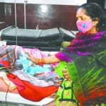 सूखा रोग की मरीज सोना और पास में बैठी उसकी मां