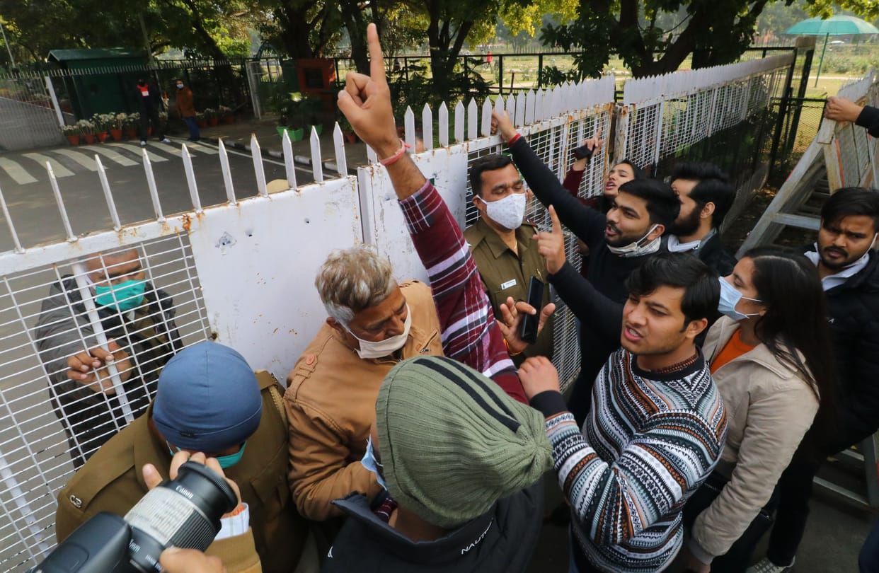 Broken patience due to non-opening of PU .. ABVP protests, knocking gate of VC office if officials do not come
