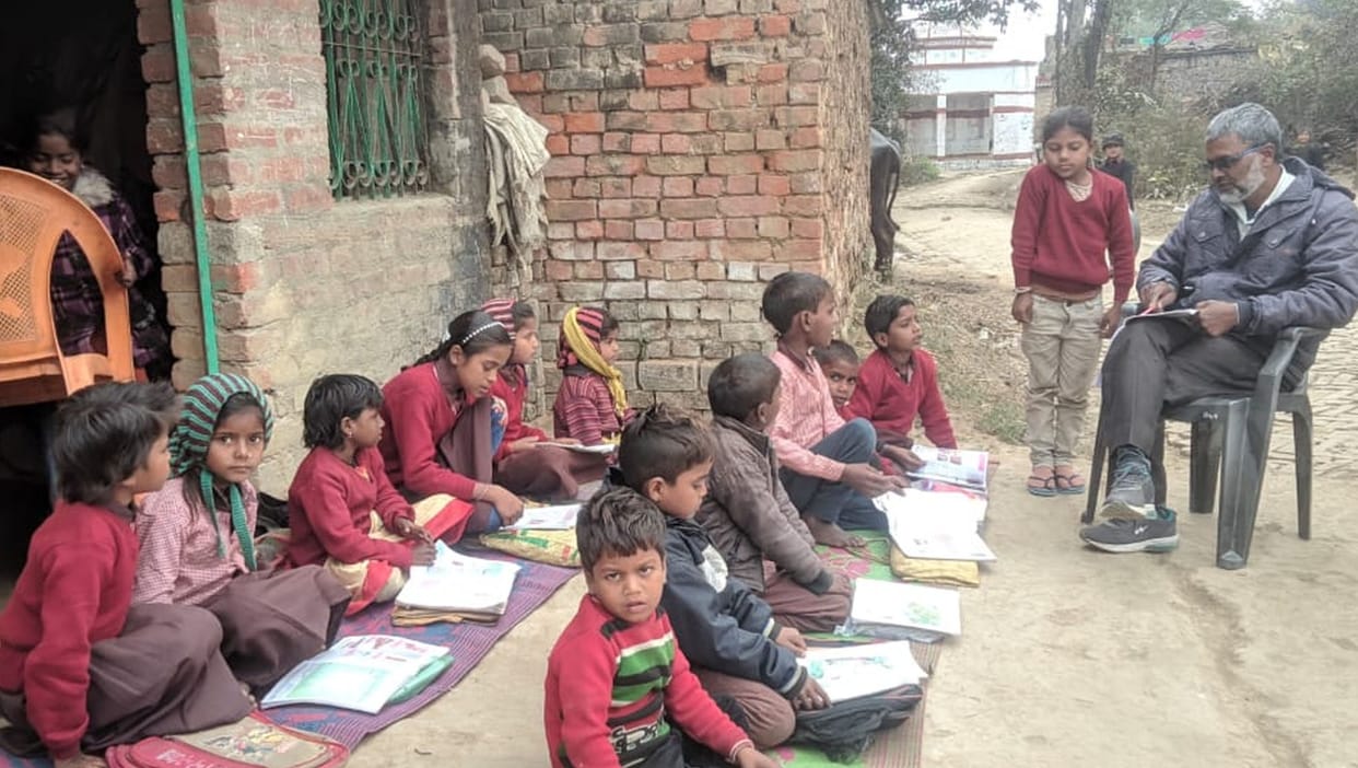 Kaukha is being taught to students from Mohalla classes