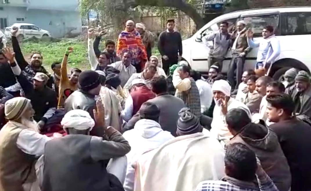 Farmers demonstrated at power house