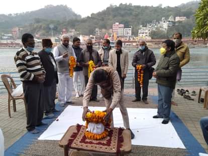 हरिद्वार के वीआईपी घाट पर अस्थि विसर्जन किया गया