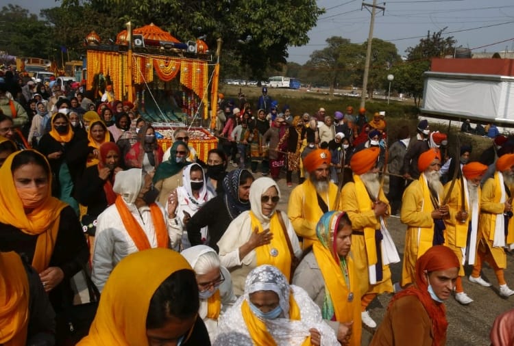 Nagar kirtan was held at chandigarh on the parkash parv of guru gobind singh ji