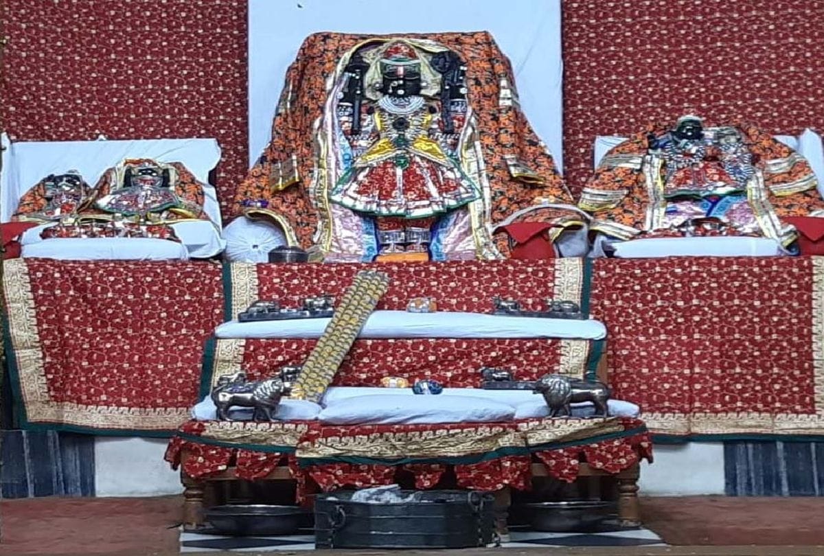 Devotees Offering Woolen Clothes To Lord Krishna In Temples of Mathura