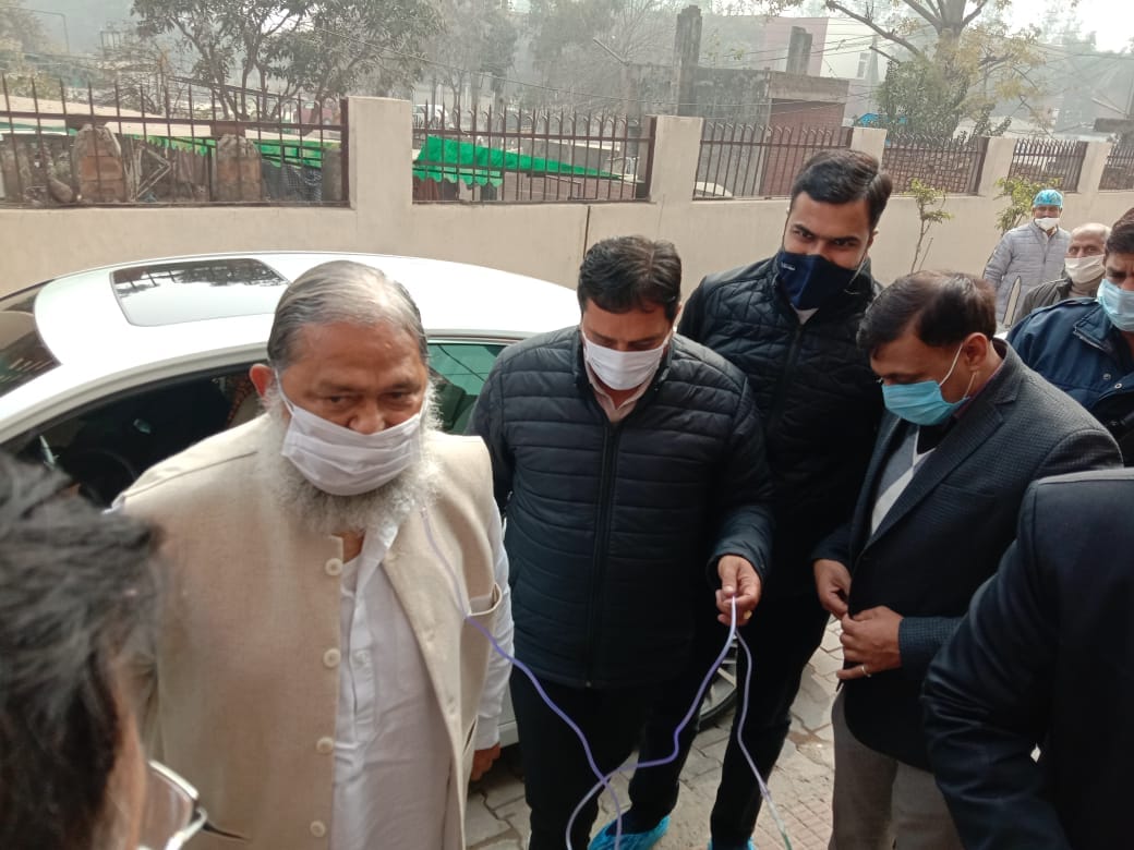 Minister Vij arrives for CT scan on oxygen support