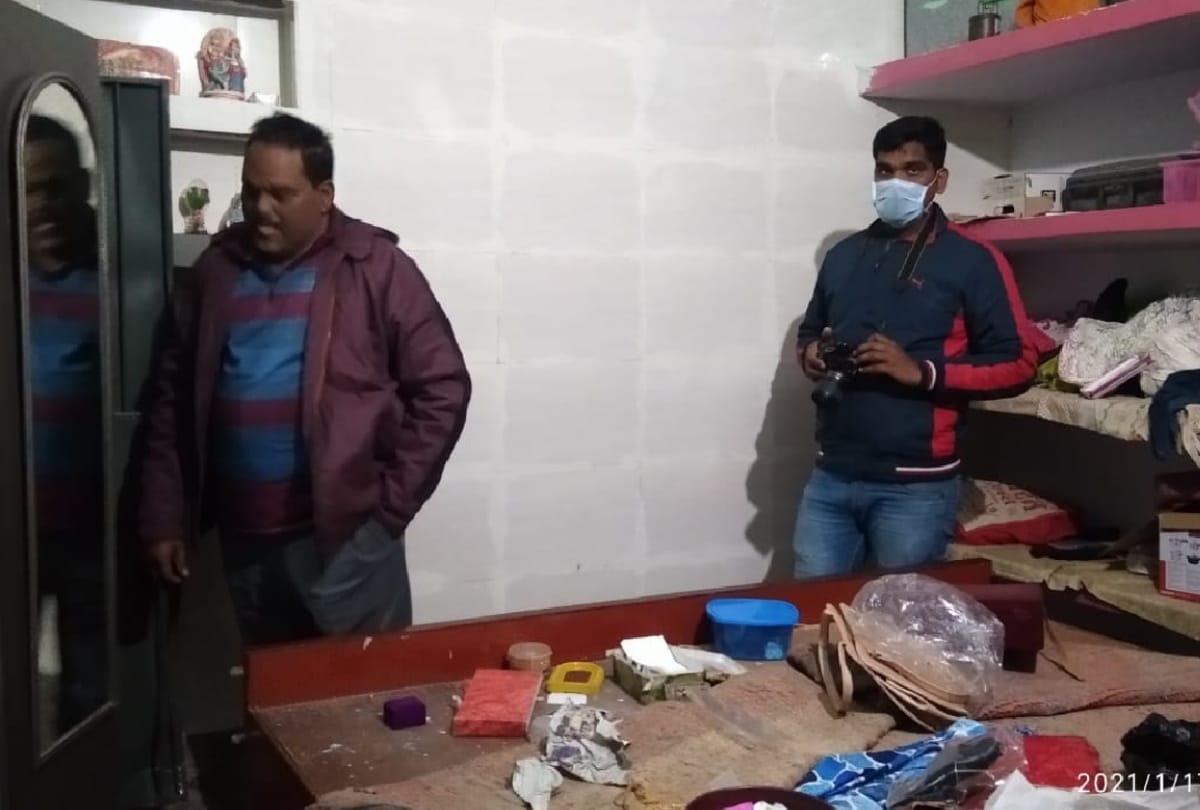 accused theft jewellery and cash from Vigilance constable house in gorakhpur