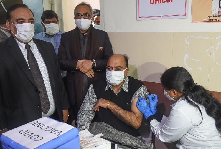 Light fever and swelling after corona vaccination is normal, says doctors