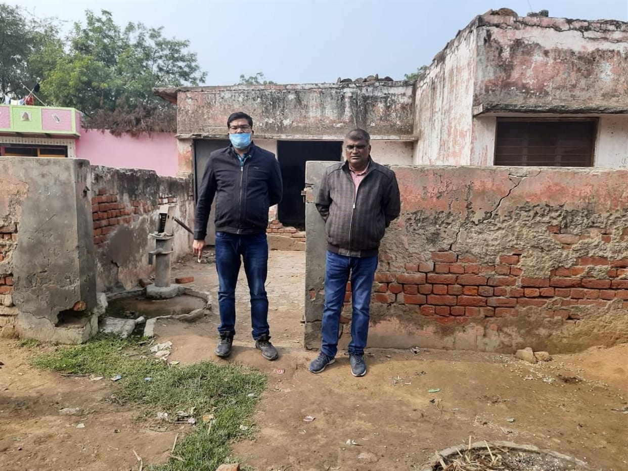 Hathras: Removed from the roof of the health sub center of Madanai, the instructions