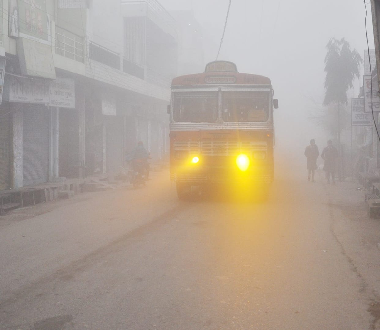 Fog shadow in the morning, cold wind choked